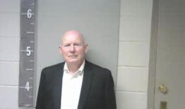 阿拉巴马州交通部局长约翰·库珀因骚扰指控入狱