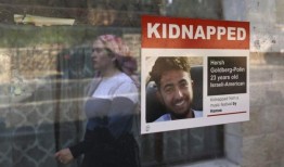 人质家属公布了哈马斯的视频，显示3个儿子在炮火下被绑架到加沙