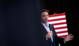 德桑蒂斯结束了艰难的总统竞选，支持特朗普