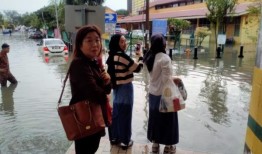 大雨使怡保的几个地区被洪水淹没