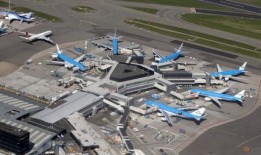 一人在史基浦机场坠入喷气发动机后死亡