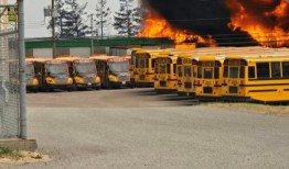 由于野火燃烧，威廉姆斯湖禁止使用无人机和水上通道