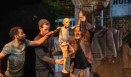 在《迈克尔·K的生活与时代》中，一个木偶变成了一个普通人