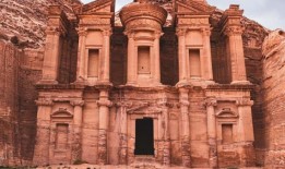 在拍摄《夺宝奇兵》的秘密古墓中发现了隐藏的2000年前的骷髅和“圣杯”杯