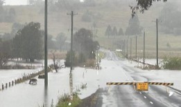 倒下的树木，淹没的道路：更多的大雨袭击新南威尔士州北部