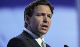 在令人失望的初选开始时，德桑蒂斯解雇了超过三分之一的竞选人员